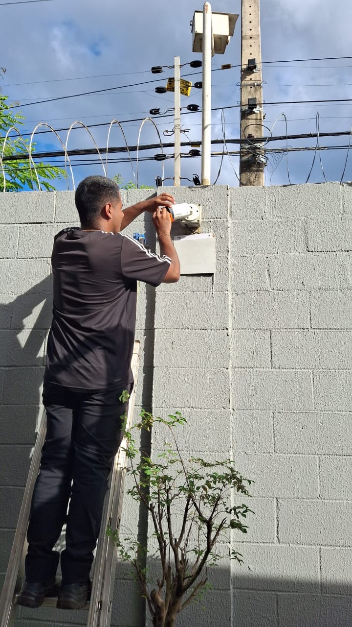 Técnico da Amazontec trabalhando na instalação de uma câmera de segurança